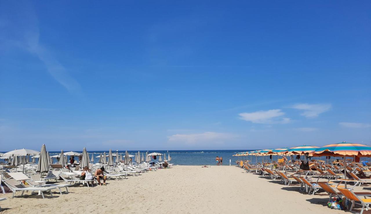 Hotel Lalla Beauty & Relax Cesenatico Exteriör bild